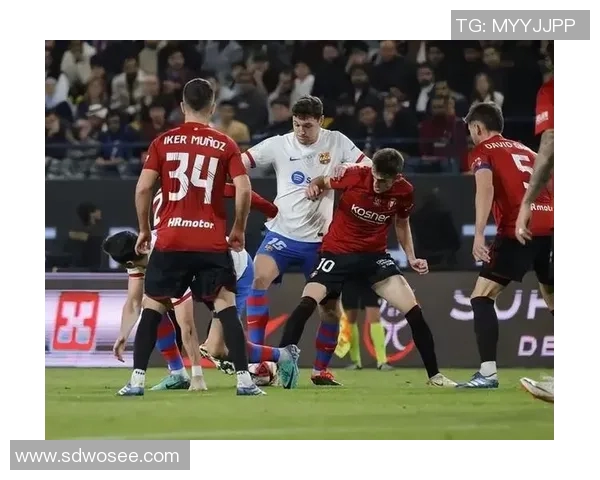 莱万转投巴萨引发拜仁球迷愤怒指责其忘恩负义情绪高涨