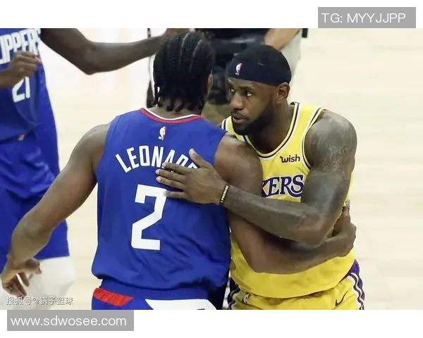 詹姆斯与伦纳德巅峰对决谁能在赛场上笑到最后