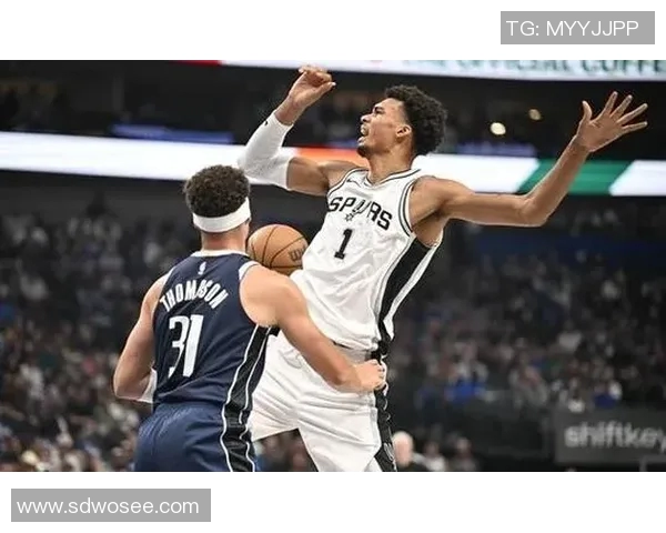 达拉斯独行侠与马刺的激烈对决展现篮球魅力与团队精神 达拉斯独行侠与马刺的激烈对决展现篮球魅力与团队精神