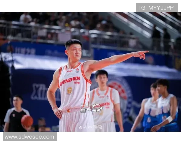 周鹏：从篮球场上的拼搏者到生活中的多面手，探索他的成长与转变之路
