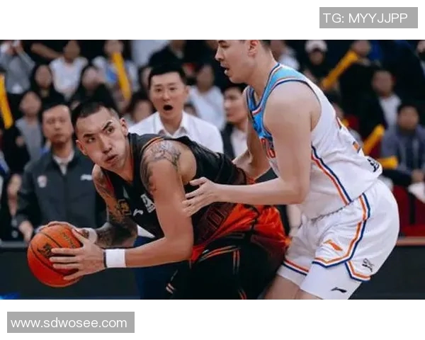 山东男篮与新疆队激战精彩瞬间回顾视频解析