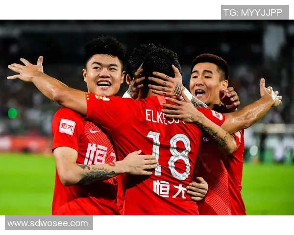 恒大与上港激战正酣谁能在这场巅峰对决中笑到最后